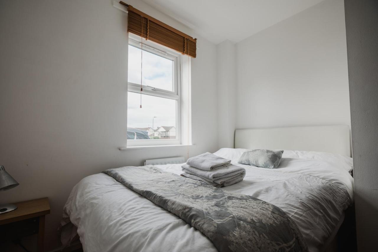 Hullidays Victora Dock- Refurbished 2024 Apartment Kingston upon Hull Bagian luar foto