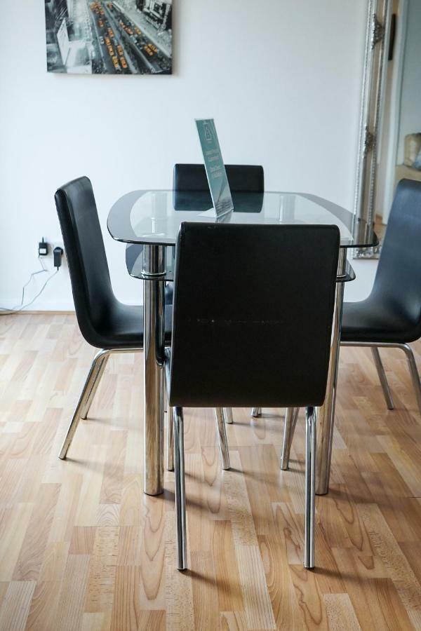 Hullidays Victora Dock- Refurbished 2024 Apartment Kingston upon Hull Bagian luar foto